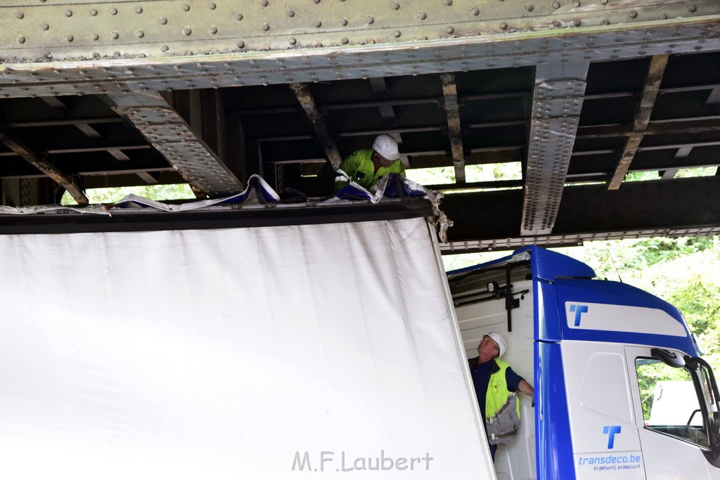 LKW blieb unter Bruecke haengen Koeln Ehrenfeld Innere Kanalstr Hornstr P331.JPG - Miklos Laubert